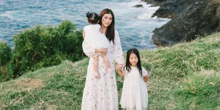 Nikmati Liburan Eksotis di Bali, Sarwendah Unggah Foto Berjemur Bareng Anak