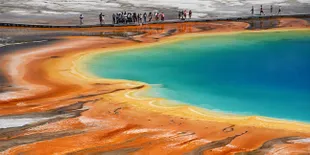 Nikmatnya Berendam Air Panas di Sumber Berwarna Pelangi