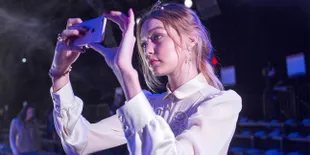 Nip Slip di Runway Versace, Area Intim Gigi Hadid Jadi Tontonan