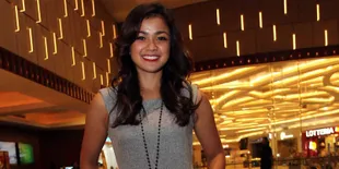 Nirina Zubir Sentuh Hati Penonton di Konser Melly Goeslaw