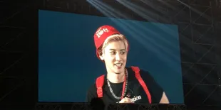 Notice Topi Merah Fans, Chanyeol EXO Berharap Dapat Kue Ulang Tahun dari Member