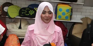 Nuri Maulida Lamaran, Rina Gunawan Berikan Angklung