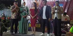 Nyanyi Bareng Penyanyi Dangdut di Atas Panggung, Kepala Desa di Jember Ambruk Lalu Meninggal Dunia