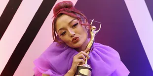 Nyanyi di Atas Panggung, Siti Badriah Lebih Nyaman Pakai Kostum Tertutup