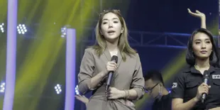 Nyanyikan OST 'KELUARGA CEMARA', Gisel Menangis di Depan Gempi
