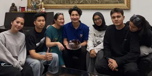 Nyoman Paul Datang ke Perayaan Ulang Tahun Kakak Keisya Levronka, Sederhana Namun Penuh Makna