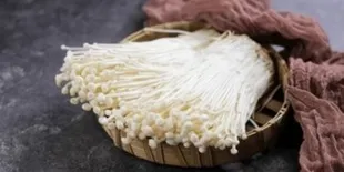 Olah Jamur Enoki Jadi Hidangan Lezat dengan Segudang Khasiat