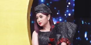 Operasi Ayah Dewi Perssik Berjalan Lancar, Begini Doa dari Sesama Artis