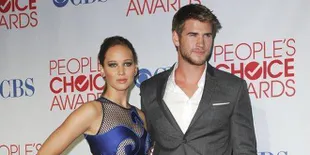 Ouch, Pipi Jennifer Lawrence Terbentur Bibir Liam Hemsworth!