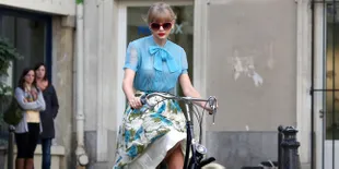 Oversized Shirt Bikin Taylor Swift Terlihat Boyish