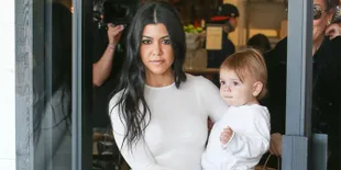 Pacar Brondong Kourtney Kardashian Tunjukkan Sisi Kebapakan Dalam Dirinya
