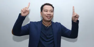 Pacari 632 Wanita, Vicky Bertapa di Makam Prabu Siliwangi?