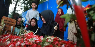 Pagi-Pagi, Keluarga Julia Perez Nyekar Bawa Bunga Bekas Tahlilan