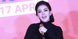 Pajang Foto Lawas, Syahrini Mengaku Kangen Dengan Rambut Panjangnya
