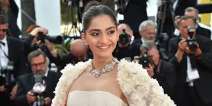 Pakai Anting Super Besar, Sonam Kapoor Tetap Cantik Atau...