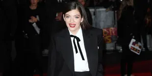 Pakai Baju Bekas, Lorde Makin Cantik di Red Carpet