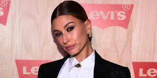 Pakai Baju Couple, Justin Bieber Cium Mesra Hailey Baldwin