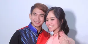 Pakai Baju Couple, Lesti dan Rizki D'Academy Nonton Film 'ORANG KAYA BARU'