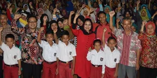 Pakai Baju Merah, Puti Guntur Soekarno Warisi Wibawa & Garangnya Sang Kakek