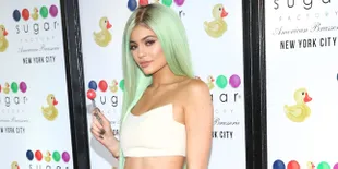 Pakai Baju Super Ketat, Kylie Jenner Siap Bikin Kamu Lupa Diri
