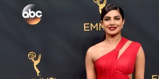 Pakai Baju Tak Sensitif Pada Pengungsi, Priyanka Dikecam Netizen