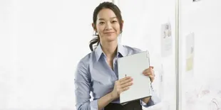 Pakai Baju Transparan, Shin Min Ah Memukau di Konferensi Pers