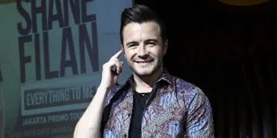 Pakai Batik, Shane Filan Ditawari Gado-Gado