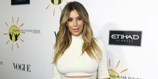 Pakai Bikini, Kim Kardashian Pamer Perut Ratanya