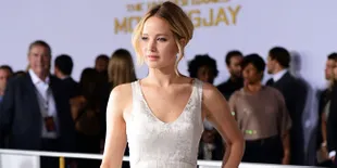 Pakai Celana Gemes, Jennifer Lawrence Ekspos Kaki Cantiknya