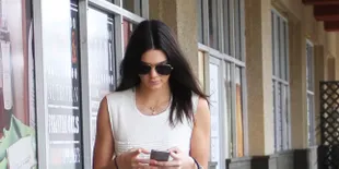 Pakai Celana Gemes, Kendall Jenner Pamer Kaki Jenjang Menggoda