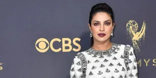 Pakai Dress Merah Hot Pamer Cleavage, Priyanka Chopra Cari Pasangan Valentine