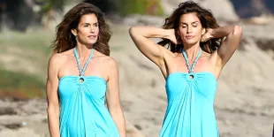 Pakai Dress Transparan, Cindy Crawford Ekspos Bagian Pribadi