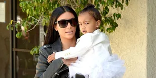 Pakai Dress Transparan, Kim Kardashian Pamer Pakaian Dalam