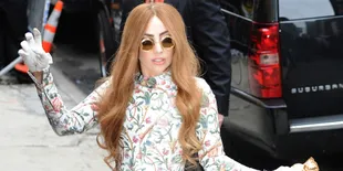 Pakai Dress Transparan, Lady Gaga Ekspos Lekukan Tubuhnya