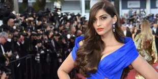 Pakai Gaun Mirip Karpet Tebal, Sonam Kapoor Jadi Bahan Hujatan