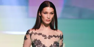 Pakai Gaun Pengantin Transparan, Bella Hadid Nekat Braless Hingga Pamer Bagian Pribadi