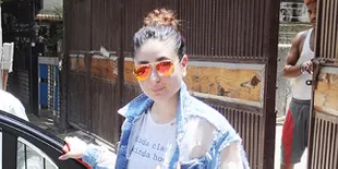 Pakai Jaket Jeans Belel, Kareena Kapoor Tampil Cool