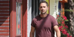 Pakai Kostum Ketat dan Warna-Warni, Shia LaBeouf Gagal Macho