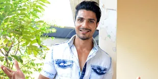 Pakai Outfit Putih Kece, Vin Rana Selfie Ganteng Bareng...
