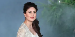 Pakai Ripped Jeans dan Sepatu Kasual, Kareena Kapoor Santai Jalan-Jalan di Singapura