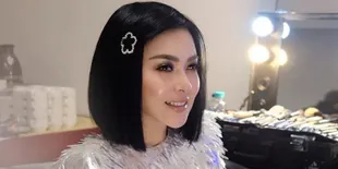 Pakai Sandal Jepit, Syahrini Pamerkan Kaki yang Sudah Mulai Membaik