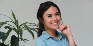 Pakai Sari Biru Cerah, Nita Sofiani Secantik Perempuan Asli India
