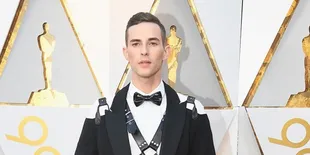 Pakai Strap, Adam Rippon Curi Perhatian di Red Carpet OSCAR 2018