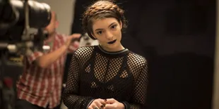 Palsu! Wajah Mulus Lorde Cuma Editan