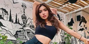 Pamer Body Goals Bak Gitar Spanyol, Millen Cyrus Sebut Dirinya Miss Albenia