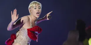 Pamer Bulu Ketiak, Miley Cyrus Panen Hujatan Dari Netizen