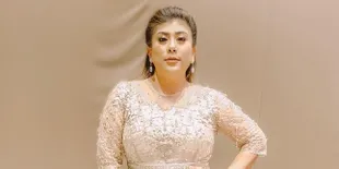 Pamer Cincin di Jari Manis, Regina Ivanova Dilamar Sang Kekasih