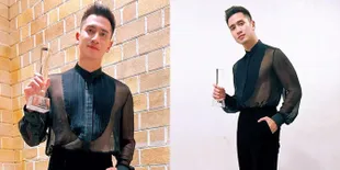 Pamer Dada Bidang, Ini Potret Ganteng Verrell Bramasta Pakai Kemeja Transparan Hadiri Insert Fashion Awards 2022