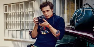 Pamer Foto Mesra, Brooklyn Beckham Pegang Area Pribadi Hana Cross