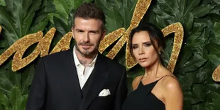 Pamer Foto Mesra, Victoria Duduk Manja di Pangkuan David Beckham